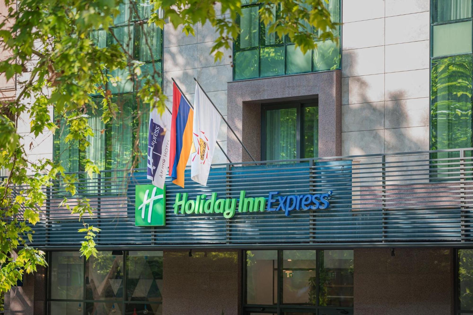 Holiday Inn Express - Yerevan, An Ihg Hotel Εξωτερικό φωτογραφία